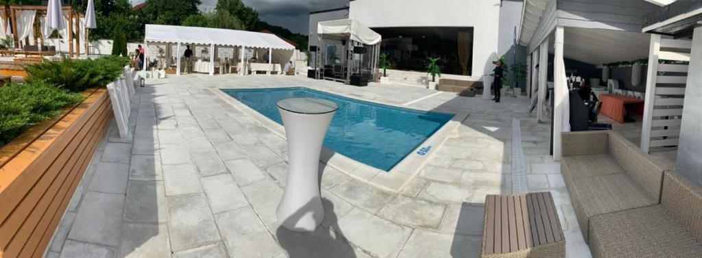 Pensiunea White Department Vladesti Exterior photo